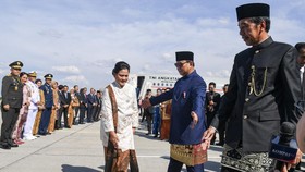 FOTO: Mengantar Jokowi dan Iriana Bertolak ke Solo
