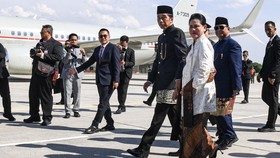 7 Tokoh Wayang hingga Cagub Luthfi Sambut Kepulangan Jokowi