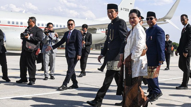 Tujuh tokoh wayang menyambut kepulangan Presiden Joko Widodo di kediamannya di Jalan Kutai Utara, Kelurahan Sumber, Solo.