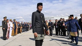 Jokowi Beri Pesan Radio ke Para Pilot Jet Tempur AU yang Kawal ke Solo
