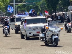 Presiden Prabowo Sapa Warga di Depan Istana Negara, Jakarta
