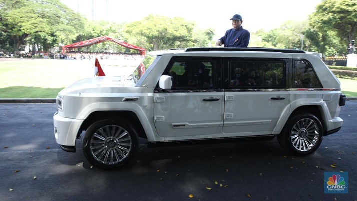 Presiden Prabowo Subianto tiba di Istana Merdeka untuk menjalani prosesi pisah-sambut dengan Presiden ke-7 RI Joko Widodo (Jokowi). Prabowo tiba naik mobil Maung berpelat 'Indonesia 1' pada Minggu (20/10/2024). (CNBC Indonesia/Tri Susilo)