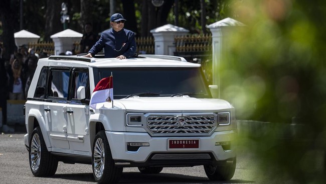 Kepala Kantor Komunikasi Kepresidenan menegaskan maung Pindad bakal jadi mobil dinas menteri, wamen, hingga kepala badan di Kabinet Merah Putih.