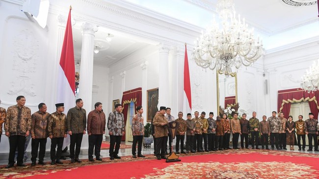 Prasetyo Hadi yang ditunjuk menjadi Mensesneg oleh Prabowo mengatakan sidang paripurna perdana kabinet Prabowo akan digelar pada Rabu (23/10) mendatang.