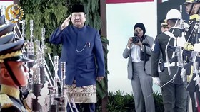 Prabowo Kenakan Beskap Biru saat Sambut Tamu Pelantikan Presiden