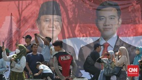 FOTO: Warga Padati Sudirman-Thamrin Rayakan Pelantikan Prabowo-Gibran