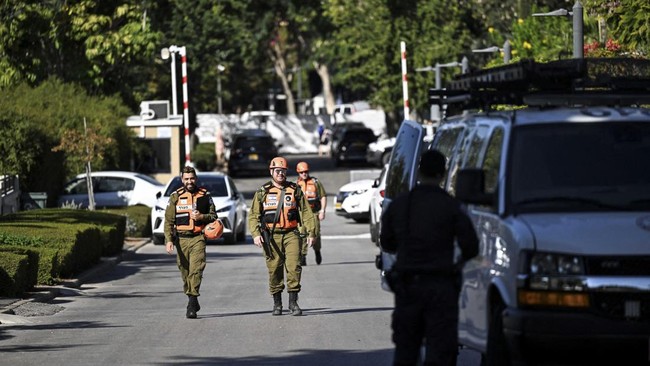 Drone pasukan milisi Hizbullah Lebanon untuk pertama kalinya tembus dan menghantam rumah pribadi Perdana Menteri Israel Benjamin Netanyahu pada Sabtu (19/10).