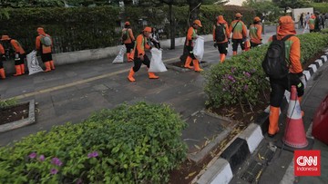 Ribuan Petugas Angkut 79,29 Ton Sampah Sisa Perayaan HUT RI di Jakarta