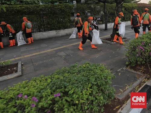 Ribuan Petugas Angkut 79,29 Ton Sampah Sisa Perayaan HUT RI di Jakarta
