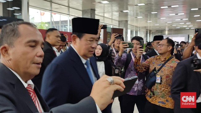 Presiden ke-6 RI Susilo Bambang Yudhoyono tiba di Kompleks Parlemen, Jakarta, Minggu (20/10) untuk menghadiri pelantikan Prabowo-Gibran.