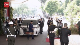 VIDEO: Momen Rangkaian Kendaraan Prabowo Tiba di Gedung DPR