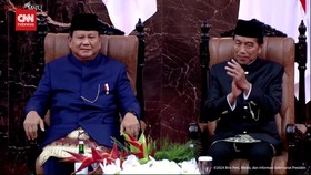VIDEO: Momen Jokowi Persilakan Prabowo Tempati Kursinya usai Dilantik