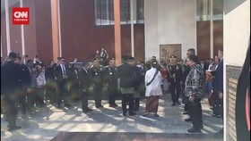 VIDEO: Momen Haru Prabowo Melepas Jokowi ke Halim untuk Pulang ke Solo