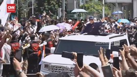 VIDEO: Jadi Presiden RI, Prabowo Sapa Warga Naik Maung Garuda