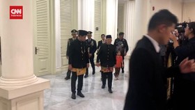 VIDEO: Momen Ma'ruf Amin Tinggalkan Istana Wapres Diantar Gibran