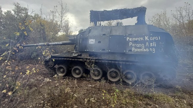 Pemilik akun X @ZShakerCentral, Grisha Putin, membeberkan alasan mengapa tulisan "Pempek Palembang" ada di tank perang Rusia.