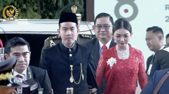 Wakil presiden terpilih RI, Gibran Rakabuming Raka, tiba di Gedung DPR/MPR RI jelang pelantikannya pada Minggu (20/10) pagi.