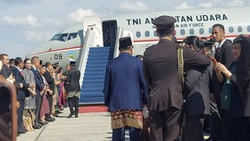 Wanita 'Kebal Paspamres' Menangis Lepas Jokowi di Tangga Pesawat
