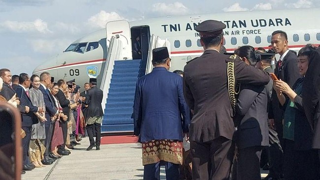 Erlin Suastini tak kuasa mebendung tangis dan tersedu di pelukan ajudan Jokowi saat melepas kepergian Presiden RI ke-7 pulang ke kampung halamannya di Solo.