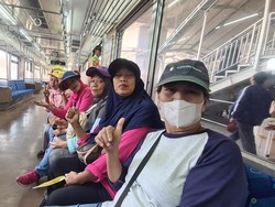 Antusias Warga Naik KRL untuk Hadiri Pesta Rakyat Pelantikan Prabowo-Gibran