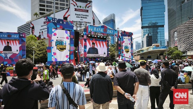 Warga nan memadati panggung rakyat di area Bundaran HI menyaksikan pidato pertama Presiden Prabowo Subianto.