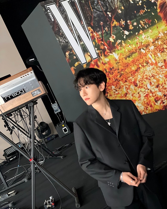 Baekhyun EXO juga menjadi salah satu artis papan atas yang ikut memeriahkan acara amal Breast Cancer Awareness Campaign ke-19. Penampilan sederhana idol K-Pop tersebut dalam balutan setelan jas pun menuai pujian. / Foto: instagram.com/baekhyunee_exo