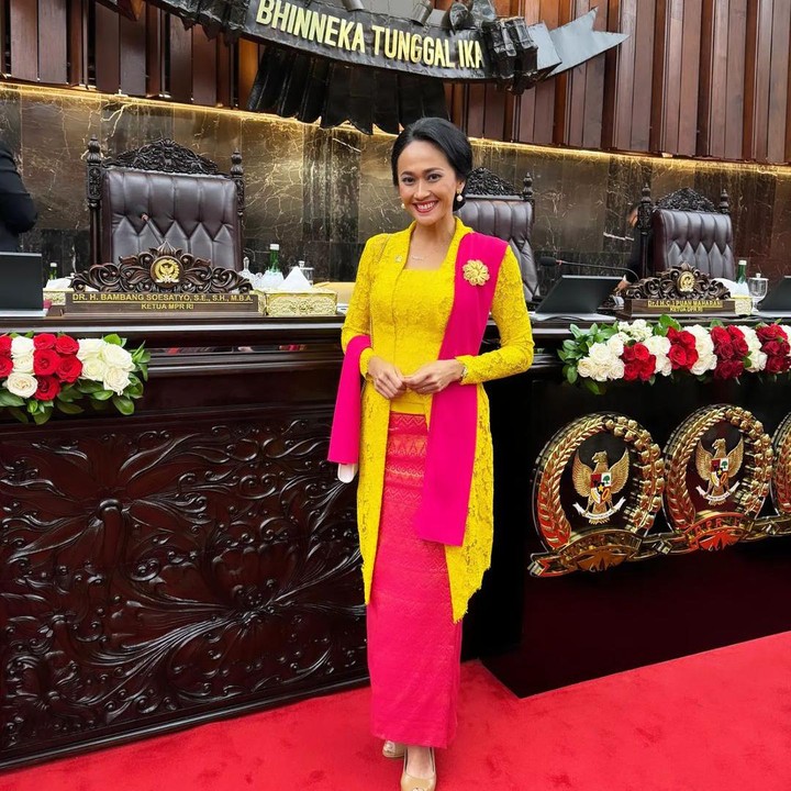 <p>Christina Aryani adalah perempuan kelahiran 17 Juli 1975 yang terpilih menjadi Wakil Menteri Perlindungan Pekerja Migran Indonesia/Wakil Kepala Badan Perlindungan Pekerja Migran Indonesia. Christina sudah cukup lama terjun ke dunia politik. Di Partai Golkar, ia pernah menjadi Ketua Dewan Pimpinan Pusat (DPP), Ketua Perwakilan Partai Golkar Luar Negeri, Hakim Mahkamah Partai, dan Dewan Pengawas Golkar Institute. Di karier profesional, ia diketahui pernah menjadi dosen Fakultas Hukum. (Foto: Instagram @christinaaryani)</p>