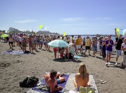Turis-turis Lagi Asyik Berbikini di Pantai Canary, eh Didemo Warga