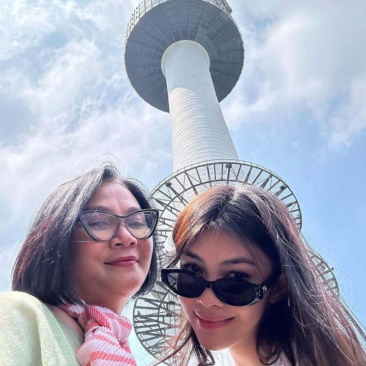 <p>Beberapa waktu lalu, Dian Nitami dan Sasi juga kedapatan berlibur ke Korea bersama, lho. Mereka pun membagikan potretnya ketika berada di depan Namsan Tower. (Foto: Instagram: @bu_deedee)</p>