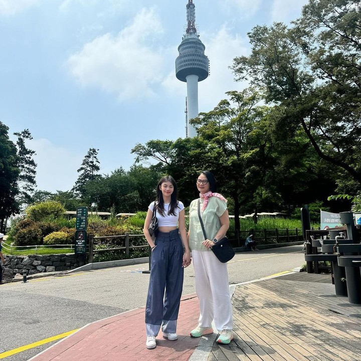 <p>Dalam berbagai gaya, kedua bunda dan anak ini mengabadikan momen kebersamaan mereka. Keindahan wisata Korea membuat mereka terlihat enjoy saat berlibur. (Foto: Instagram: @bu_deedee)</p>
