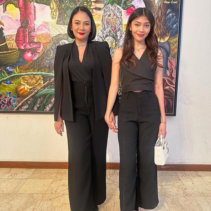 <p>Tidak hanya berlibur dan hang out bersama, Dian dan Sasi juga sering terlihat pergi kondangan bersama, lho. Pada sebuah unggahan, keduanya terlihat kompak mengenakan pakaian serba hitam, nih. (Foto: Instagram: @bu_deedee)</p>