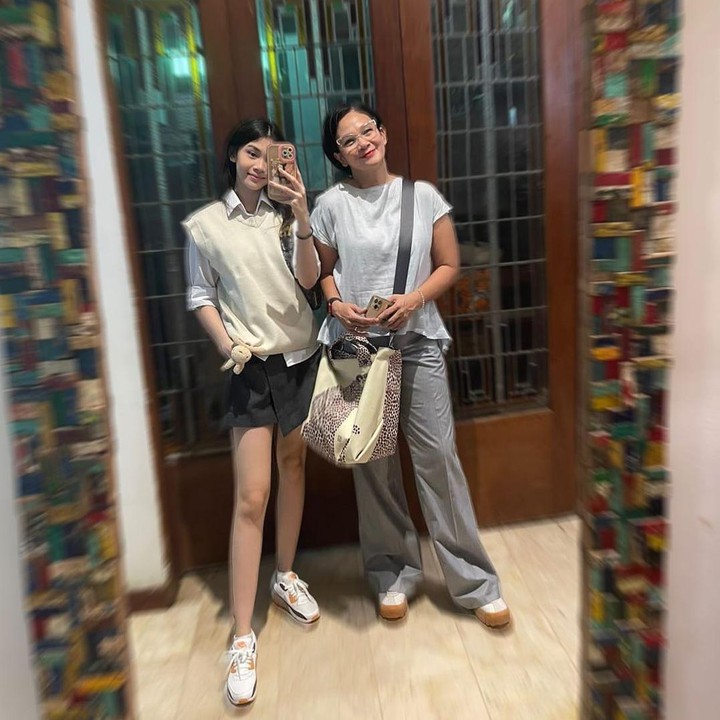 <p>"Cantik banget Mama dan putrinya," ucap seorang netizen dengan emotikon hati. "Gila gila sih awet muda sudah kayak kakak adik, mana anak-anaknya cantik dan ganteng pula," tutur netizen lainnya. (Foto: Instagram: @bu_deedee)</p>