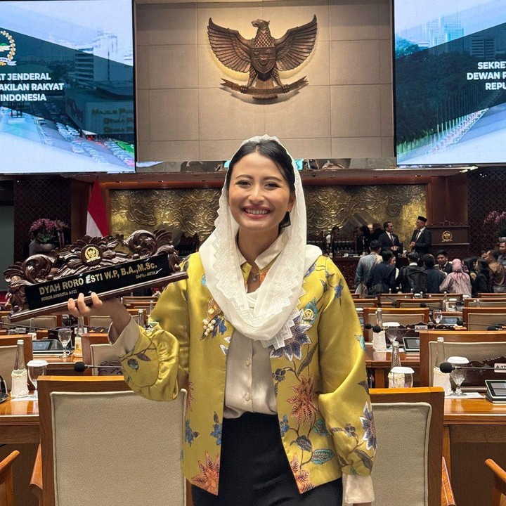 <p>Dyah Roro Esti merupakan politisi dari Partai Golkar yang terpilih menjadi Wakil Menteri Perdagangan. Ia menjadi Wakil Menteri termuda di Kabinet Merah Putih, Bunda. Perempuan kelahiran 1993 ini merupakan putri politikus Satya Widya Yudha. Dyah pernah menempuh pendidikan di University of Manchester dan Harvard University. Ia juga pernah menimba ilmu di Imperial College London, Bunda. Di bidang politik, Dyah diketahui pernah menjadi anggota DPR RI periode 2019-2024. (Foto: Instagram @dyahroroestiwp)</p>