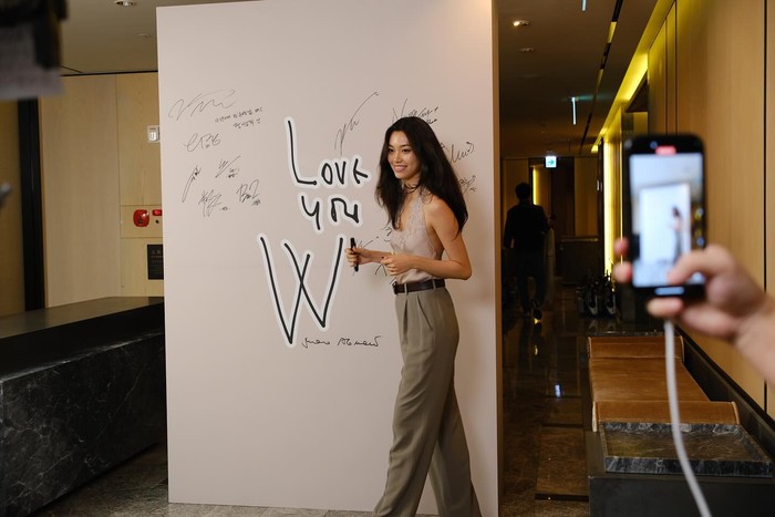 Effortlessly chic adalah kata-kata yang tepat untuk mendeskripsikan gaya Kim Doyeon eks I.O.I dan Weki Meki saat menghadiri event tahunan ‘Love Your W’ yang digelar di Four Seasons Hotel Seoul. / Foto: instagram.com/lafilledhiver_