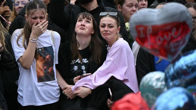 Ratusan penggemar One Direction alias Directioners di London memberikan penghormatan terakhir untuk Liam Payne.