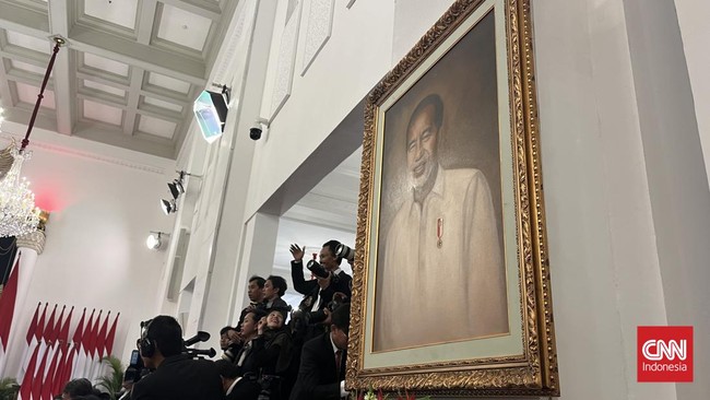 Foto Jokowi sebagai mantan presiden RI sekarang sudah digantung di tembok Istana Negara berbareng foto-foto presiden lainnya.