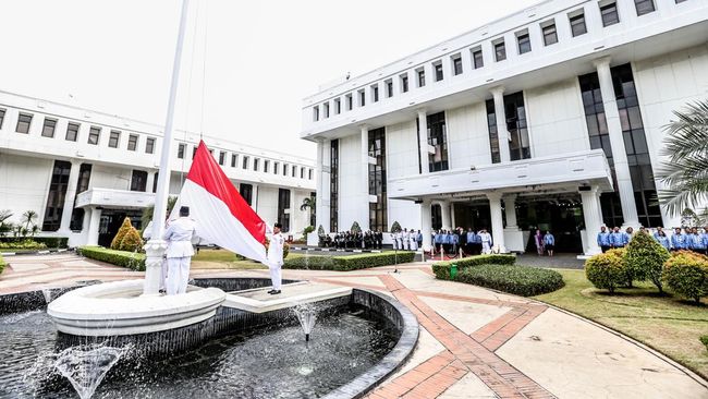 Sekretaris Kabinet mendapatkan gaji dan tunjangan yang telah diatur besarannya. Intip besaran gaji sekretaris kabinet dan tunjangan yang diterima.