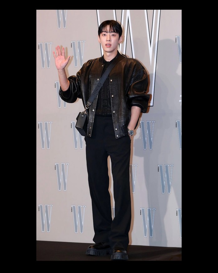 GRAY, record producer, rapper, dan juga penyanyi Korea, turut datang ke charity event Kampanye Kesadaran Kanker Payudara yang sudah memasuki tahun ke-19 ini. Artis Korea itu pun tampil modis dengan outfit serba hitam. / Foto: instagram.com/callmegray