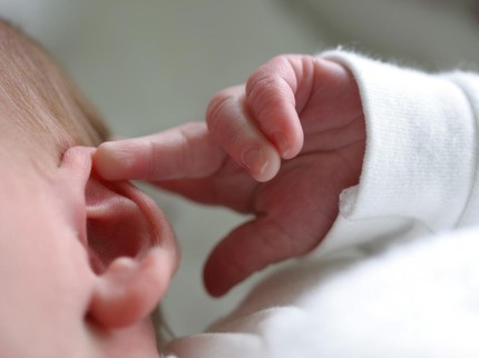 Viral Bayi Baru Lahir Diajak Nonton Konser, Ini Bahayanya Menurut Dokter