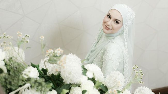 Kabar bahagia pernikahannya dengan Haldy Sabri itu dibagikan Irish Bella dalam unggahan di akun media sosial Instagram pribadinya.