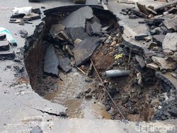 Ruas Jalan Muharto Kota Malang Mendadak Ambles