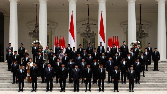 Bersama ratusan pembantu di Kabinet Merah Putih, Prabowo menyatakan siap bekerja langsung di 100 hari kerja masa pemerintahan.