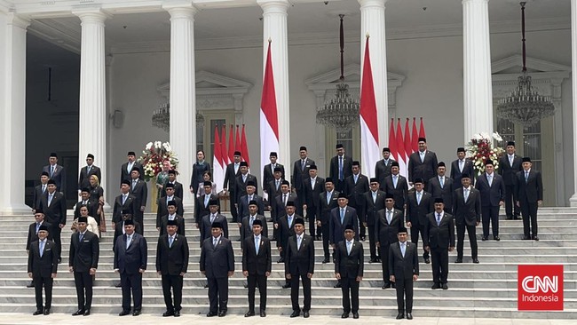 Para menteri hingga wamen di Kabinet Merah Putih Prabowo beramai-ramai mulai tiba di Halim sebelum bertolak ke Akmil Magelang.