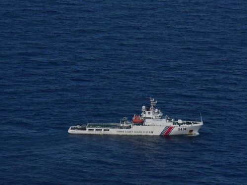 Bakamla RI melalui unsur Kapal Negara (KN) Tanjung Datu-301, mengusir kapal China Coast Guard (CCG) 5402 di Laut Natuna Utara, pada Senin (21/10).