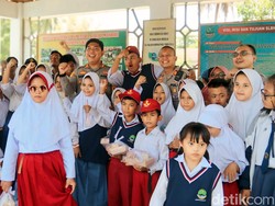 Suka Cita di SLB Saat Polisi Bawakan Makan Siang Gratis di Kab Sukabumi