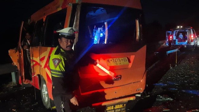 Kecelakaan maut melibatkan Isuzu Elf dan sebuah truk di Tol Probolinggo-Pasuruan, Jawa Timur, Senin (21/10) dini hari.