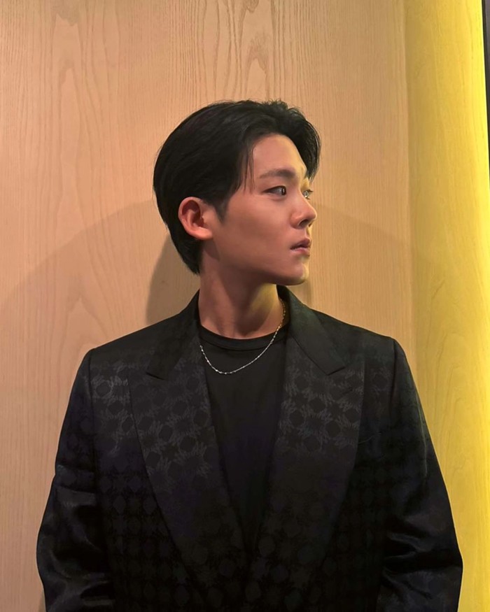 Love Your W 2024 juga dihadiri oleh Lee Jung Ha, aktor yang dikenal dengan perannya sebagai Kim Bong Seok dalam drama Korea berjudul ‘Moving’. Ia pun terlihat menawan dengan gaya rambut yang menampilkan dahi terbuka. / Foto: instagram.com/namooactors