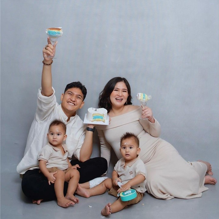 <p>Sebelum melahirkan anak ketiganya pada 24 Desember 2025, aktris Masayu Clara sempat melakukan <em>gender reveal</em> yang sederhana. Masayu dan sang suami Qausar Harta Yudana mengabadikan <em>gender reveal</em> ini dalam foto, di mana keduanya mengetahui jenis kelamin anak ketiga dari kue. Sat memotong kue, pasangan ini menemukan lapisan berwarna biru muda yang menandakan keduanya bakal kembali dikaruniai anak laki-laki. (Foto: Instagram @masayuclara)</p>