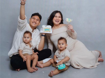 5 Potret Masayu Clara Umumkan Jenis Kelamin Anak Ketiga Bareng Putra Kembarnya yang Menggemaskan