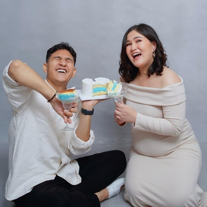 <p>Pasangan ini menggunakan kue sebagai media untuk mengumumkan jenis kelamin anak ketiga mereka. Ya, saat memotong kue, pasangan ini menemukan lapisan berwarna biru muda yang menandakan keduanya akan kembali dikaruniai anak laki-laki. "<em>Gender reveal our 3rd baby. Masyallah Alhamdulillah</em>," tulis keduanya di media sosial. (Foto: Instagram @masayuclara)</p>
